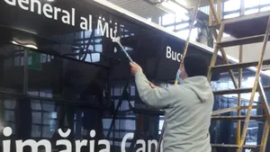 Autobuzele STB, decolantate. Nicuşor Dan: Spaţiul pe care scrie „Primăria Capitalei” va fi vândut pentru reclame comerciale