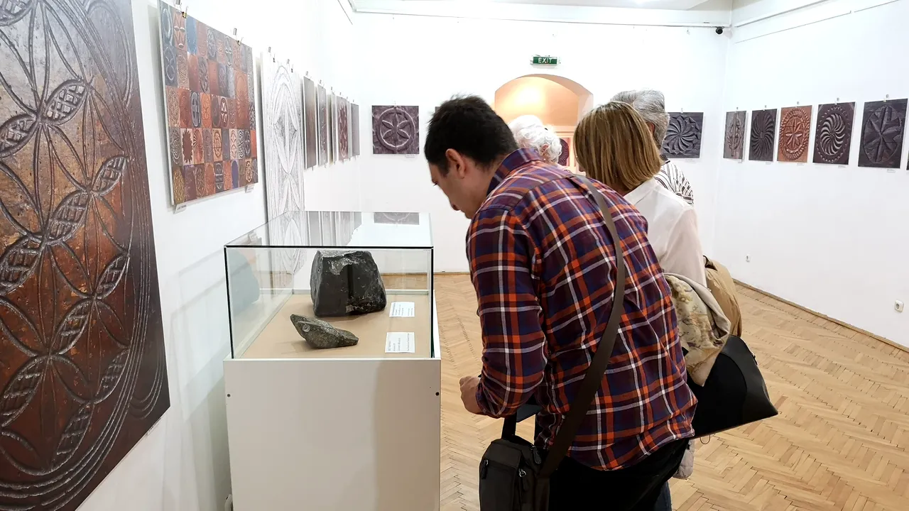 Noaptea Muzeelor | Misteriosul OZN de la Aiud, cunoscut drept „talpa de robot”, expus la Muzeul Etnografic din Cluj | GALERIE FOTO