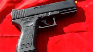 Tânăr împuşcat cu un pistol de tip airsoft pentru că făcea gălăgie în bloc