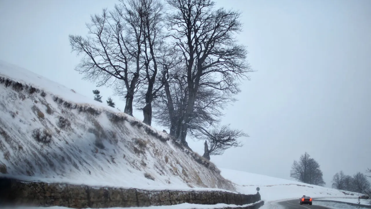 Nămeți pe Transalpina. Redeschiderea drumului a fost amânată