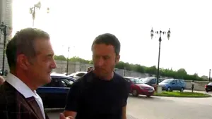 Becali a fost aşteptat de Mihai Stoica la ieşirea din Parlament - VIDEO, FOTO