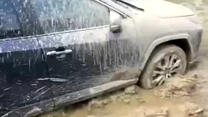 Salvați de jandarmi după ce aplicația de navigație i-a dus pe un drum pe care au rămas împotmoliți în noroi