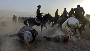 VIDEO Talibanii au înviat un sport sângeros: buzkashi, jocul cu capra moartă 