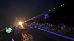 Cisternă încărcată cu motorină, răsturnată în Prahova. Combustibilul s-a scurs pe şosea - FOTO