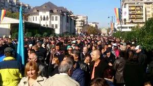 Peste 5.000 de persoane au asistat la Liturghia de Sfânta Parascheva de la Iaşi. La slujbă a fost prezent şi Gigi Becali - FOTO