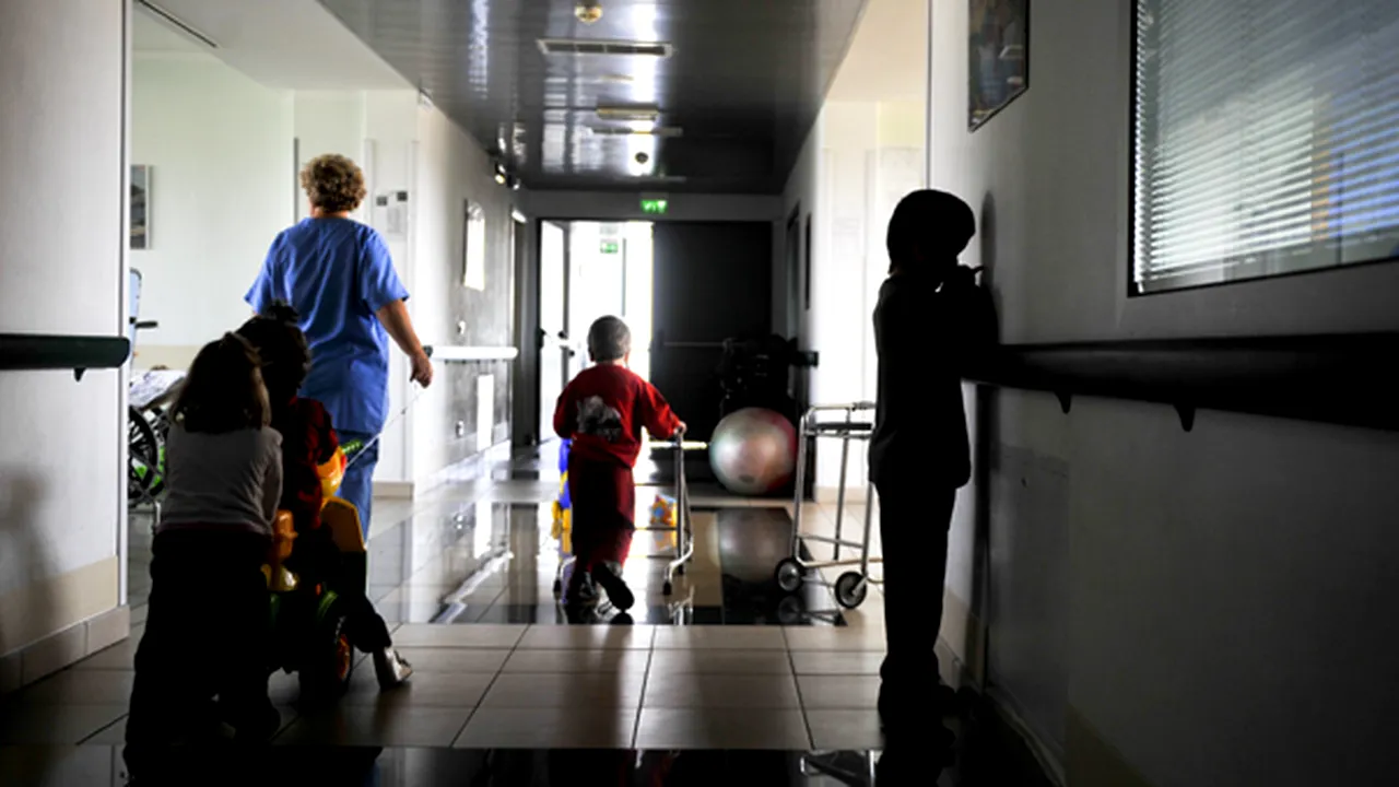 Fetiţa de 5 ani internată în comă în spital cântărind 5 kilograme, luată în plasament de un medic