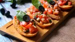 Bruschetta, un produs simplu cu o istorie bogată. Diferențe regionale și imitații nereușite