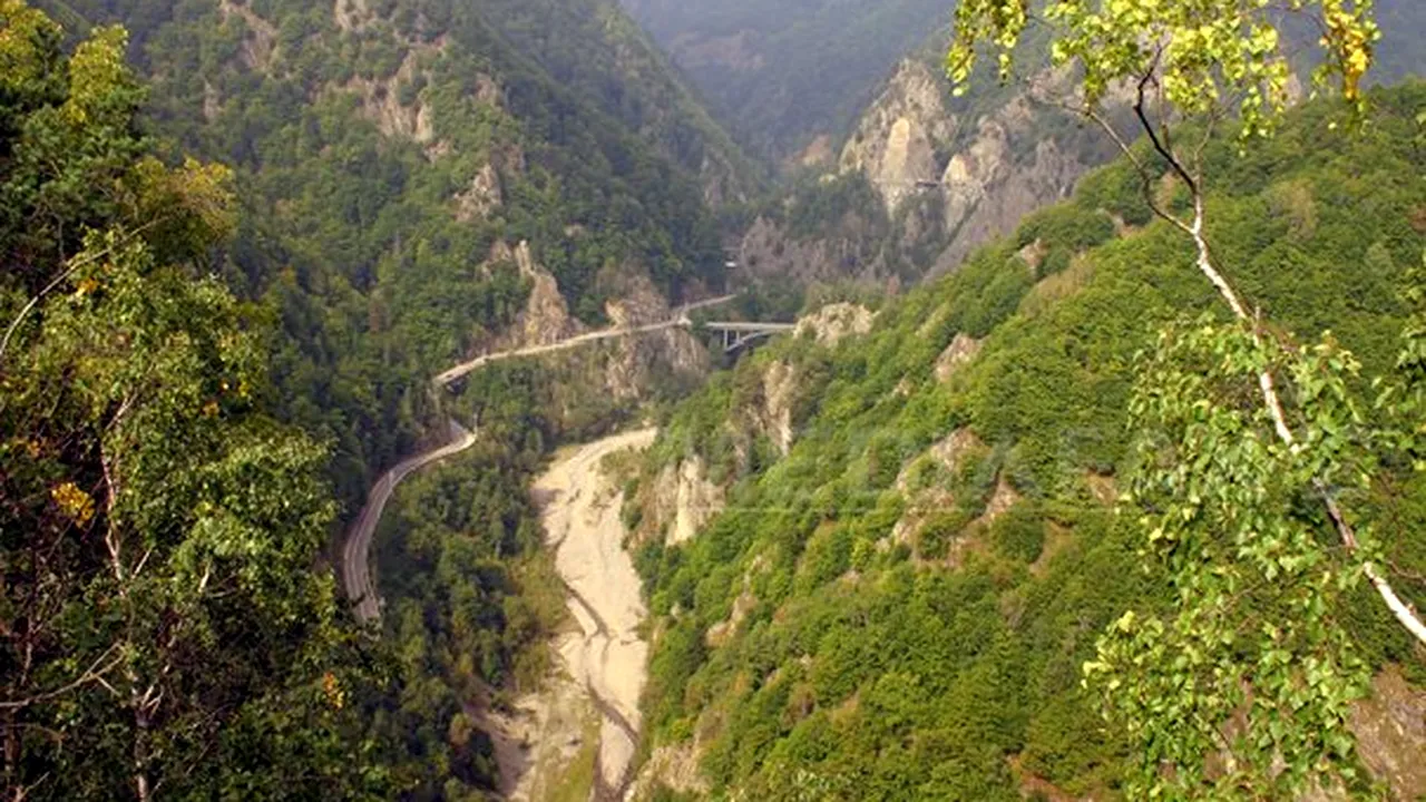 Traficul pe Transfăgărăşan va fi oprit marţi pentru detonarea unor bolovani de pe un versant