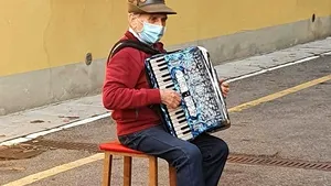 VIDEO. Moment emoţionat în Italia. Un bărbat de 81 de ani împiedicat de restricţiile COVID-19 să îşi viziteze soţia la spital i-a cântat la fereastră