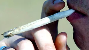 17  tineri cercetaţi după ce au fost prinşi cu droguri pe litoral, de 1 Mai