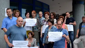 FOTO Aproape 100 de angajaţi ai APIA Alba au întrerupt lucrul pentru a protesta faţă de Legea salarizării