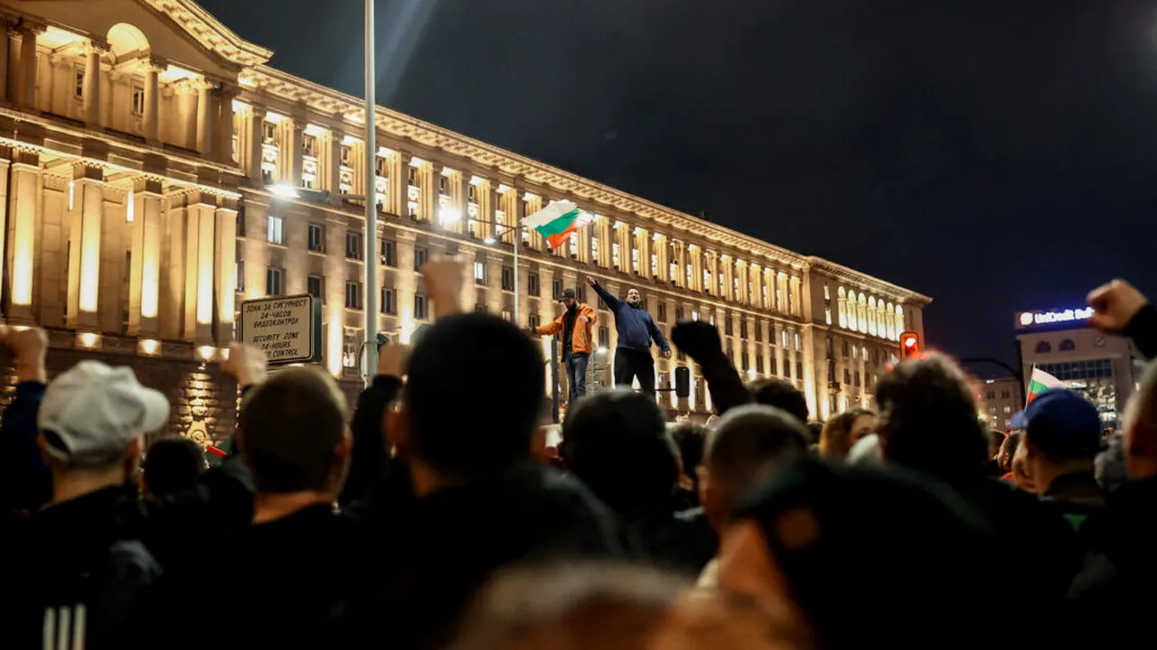 Proteste masive în Bulgaria! Zeci de mii de cetățeni au ieșit în stradă în Sofia, dar și alte 13 orașe / Președintele Rumen Radev solicită demisia guvernului