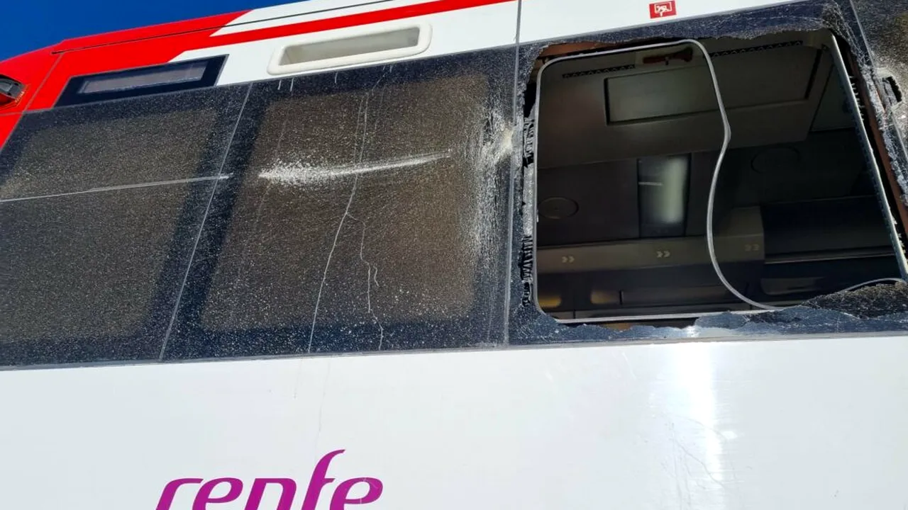 Un nou incident feroviar în Spania. Un tren de navetiști s-a izbit de o macara