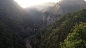 Aproximativ 120 de persoane au urcat 1.480 de trepte pentru a se întâlni cu Vlad Ţepeş, în Cetatea Poenari - GALERIE FOTO, VIDEO