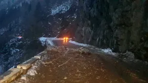 FOTO - Transfăgărăşanul, blocat în urma unor alunecări de teren