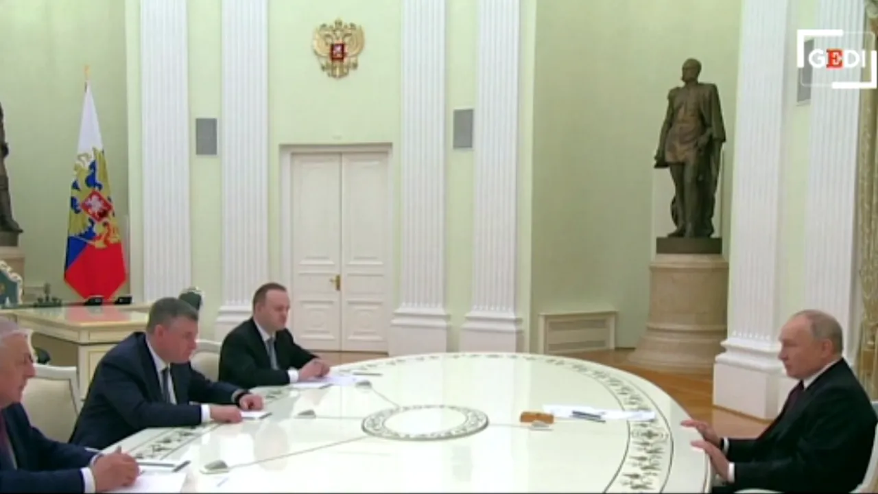 Putin i-a mai umilit o dată pe cei lângă care a stat pe buletinele de vot