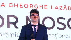 Vrea să studieze în SUA și să găsească soluții pentru poluare. Teodor Moscalu a primit Bursa Gheorghe Lazăr la GALA MEDIAFAX 35