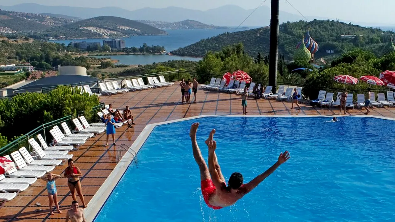 Un copil cu dizabilități a fost exclus de la activitatea la piscină din tabără. Părinții i-au dat în judecată pe organizatori