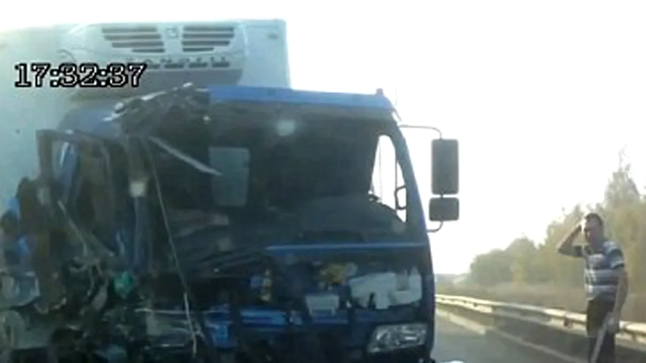 MOMENT INCREDIBIL: Cum supravieţuieşte un şofer de tir după ce este aruncat din cabina zdrobită - VIDEO