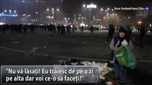 O bătrânică strângea gunoaiele din Piaţa Victoriei, după protestele de miercuri seară