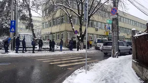 Bolnavii de cancer stau cu orele în frig pentru a primi tratamentul de care depinde supravieţuirea lor. VIDEO