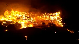 INCENDIU de amploare la rampa de gunoi a municipiului Cluj-Napoca de la Pata Rât/ Focul nu a fost stins după 11 ore de intervenţie. A fost deschis dosar penal pentru distrugere | FOTO, VIDEO