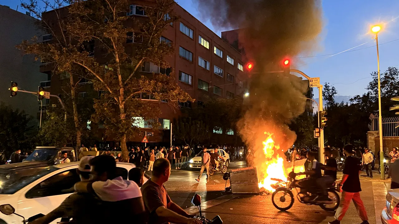 VICTORIE pentru protestatarii iranieni. Oficialii regimului au desfiinţat Poliţia Morală  