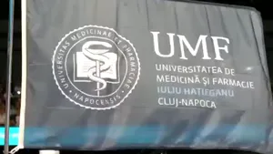 Cu seringa-n mâna dreaptă și cu creta în cealaltă