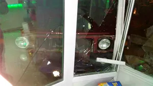 Dosar penal pentru un şofer băut care a intrat cu Hummer-ul într-o farmacie din Constanţa