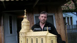 GALERIE FOTO Artă din beţe de chibrit: Vioară şi ceas care funcţionează, dar şi replica bisericii din Şanţ