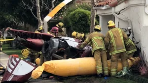 Un elicopter s-a prăbuşit peste o locuinţă din California: Trei oameni au murit | VIDEO