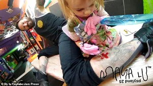 Ea este cel mai tânăr artist tatuator. Are doar 9 ani, dar toţi vor un tatuaj făcut de ea | FOTO