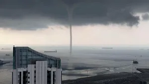 Fenomen extrem: O tornadă surprinsă în timp ce „soarbe” apă aproape de ţărm în Singapore/ VIDEO 