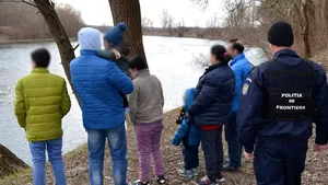 Şapte cetăţeni afgani au fost prinşi când încercau să intre ilegal în România - FOTO