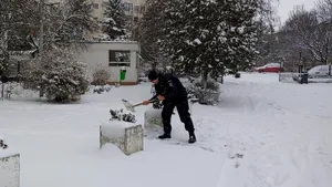 Bebeluş cu febră, aflat într-o maşină blocată din cauza ninsorii pe DN 1D, salvat de jandarmi din Prahova | FOTO, VIDEO