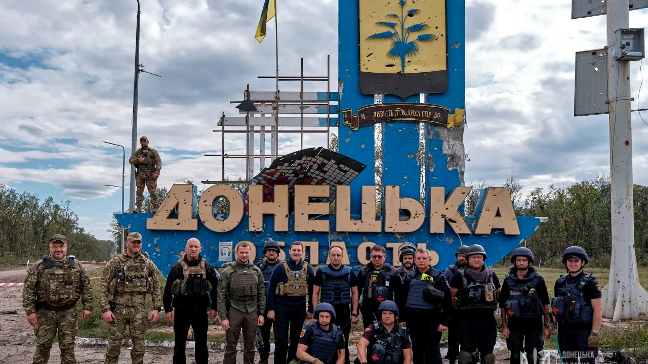 Steagul ucrainean arborat la graniţa dintre regiunile Doneţk şi Harkov 