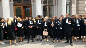 Cluj: Peste 150 de avocaţi au protestat faţă de declaraţiile ministrului Justiţiei despre profesie- VIDEO/FOTO