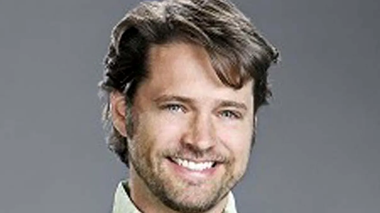 Actorul Jason Priestley revine pe micile ecrane, în serialul de comedie 