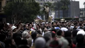 Protestele din Cairo continuă. Manifestanţii încearcă să împiedice tancurile armatei să părăsească piaţa Tahrir - VIDEO