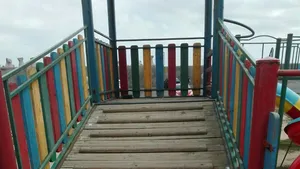 FOTO, VIDEO | Copil rănit la un loc de joacă, căzând printre scândurile unui tobogan. Primăria Constanţa riscă până la 50.000 amendă 