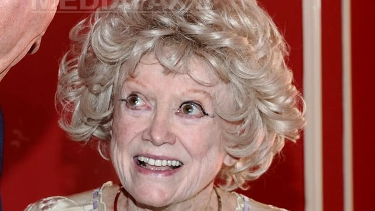 Phyllis Diller, o pionieră a show-urilor de stand up comedy, a murit la vârsta de 95 de ani