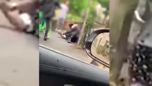 VIDEO | Momentul în care doi poliţişti sunt atacaţi în plină zi pe o stradă din Londra