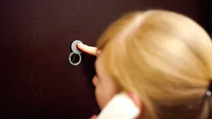 ISTORIA FĂRĂ PERDEA Marius Oprea / Securitatea acum 50 de ani: de la ”secera şi ciocanul”, la ”cooperativa ochiul şi timpanul”