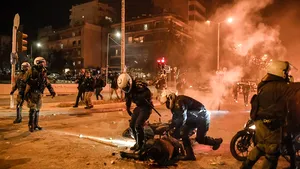 Proteste violente în Atena. Un poliţist a fost bătut de mulţimea furioasă