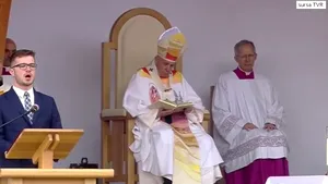 Papa Francisc în România. Ce simboluri ascunde veşmântul purtat de Sanctitatea sa la Şumuleu-Ciuc, creat de o româncă
