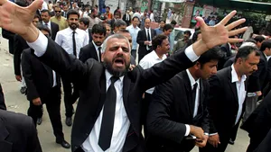 Trei persoane au murit după ce sute de avocaţi înarmaţi au luat cu asalt un spital. Incidentul care a declanşat conflictul | VIDEO