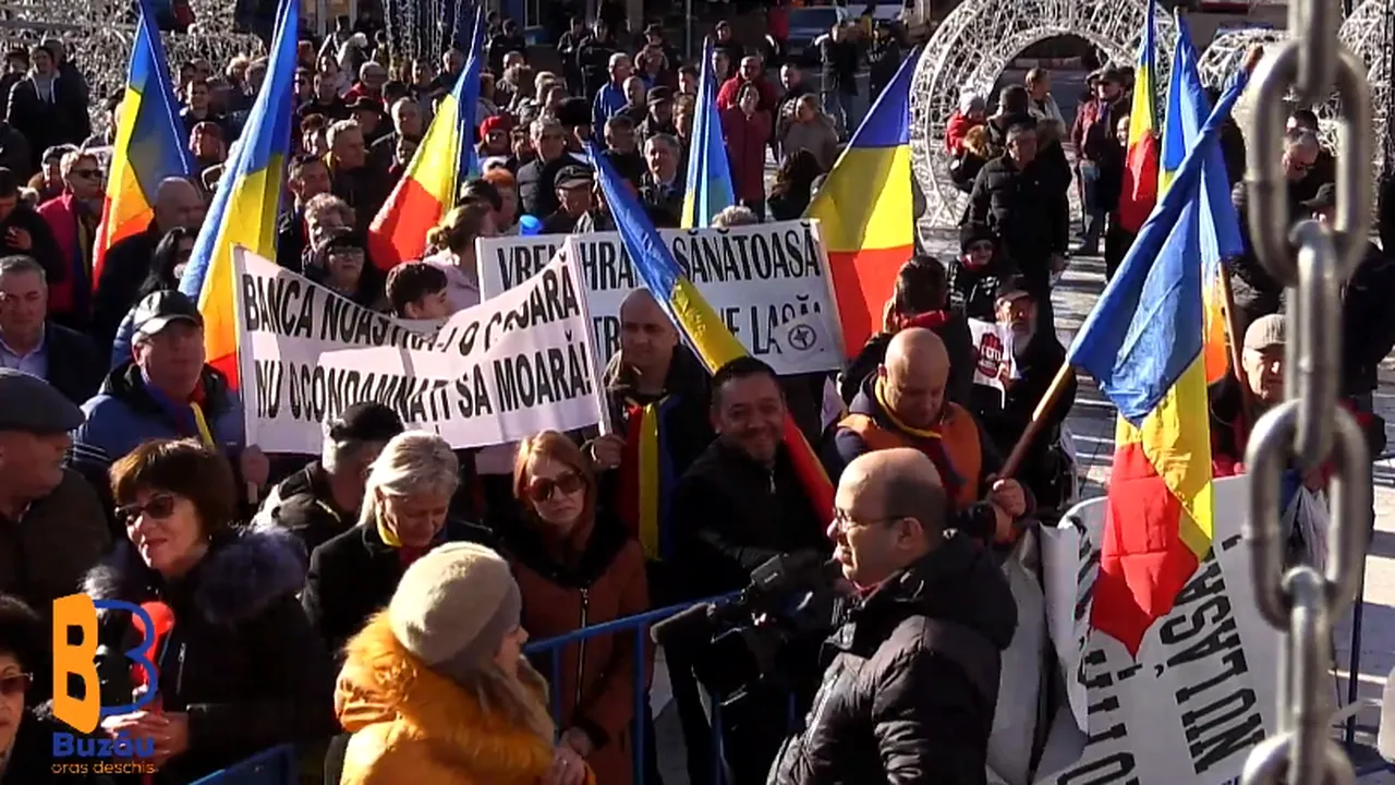 Sute de oameni la Buzău, chemaţi de primar să protesteze faţă de demiterea şefului Băncii de Gene