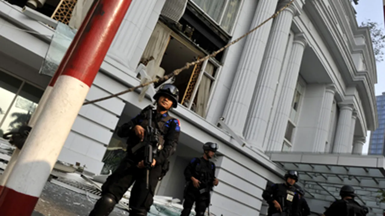 Atentate sinucigaşe la hoteluri de lux din Jakarta, soldate cu cel puţin nouă morţi - VIDEO, GALERIE FOTO