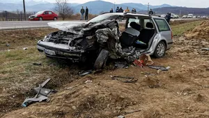 Trei persoane şi-au pierdut viaţa într-un accident, după impactul frontal a două maşini.  O femeie însărcinată a fost rănită