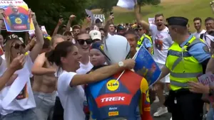 Ciclistul Julien Bernard a fost amendat pentru că s-a oprit să îşi sărute soţia în timpul Turului Franţei